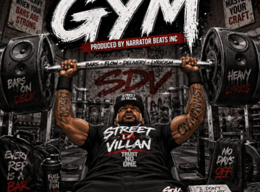 Street Da Villan bench presses oversized speaker weights on the cover of his single "In The Gym," produced by Narrator Beats Incorporated, symbolizing the discipline required to master bars, flow, delivery, and lyricism.
